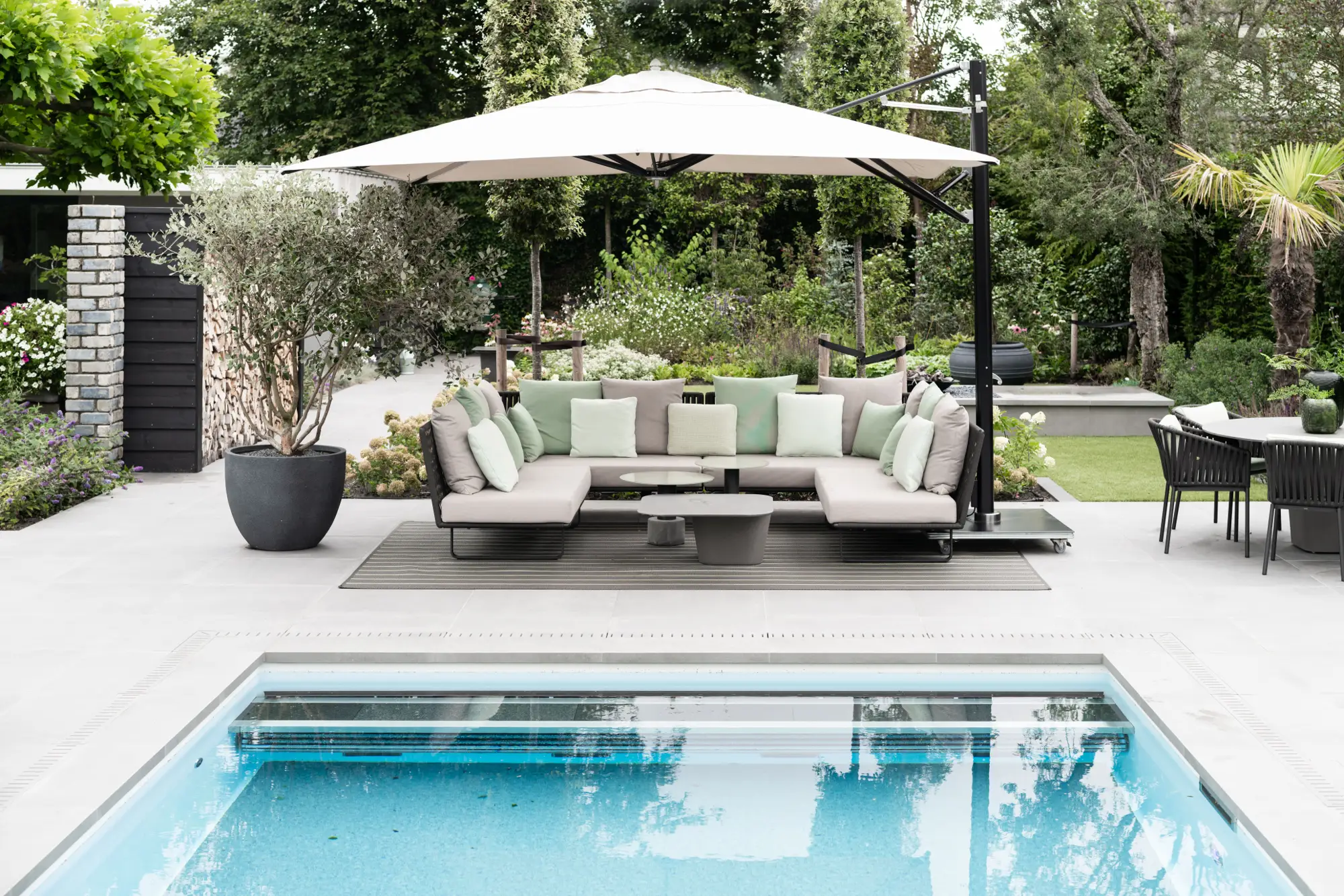 Cantilever Tuuci parasol over a poolside lounge