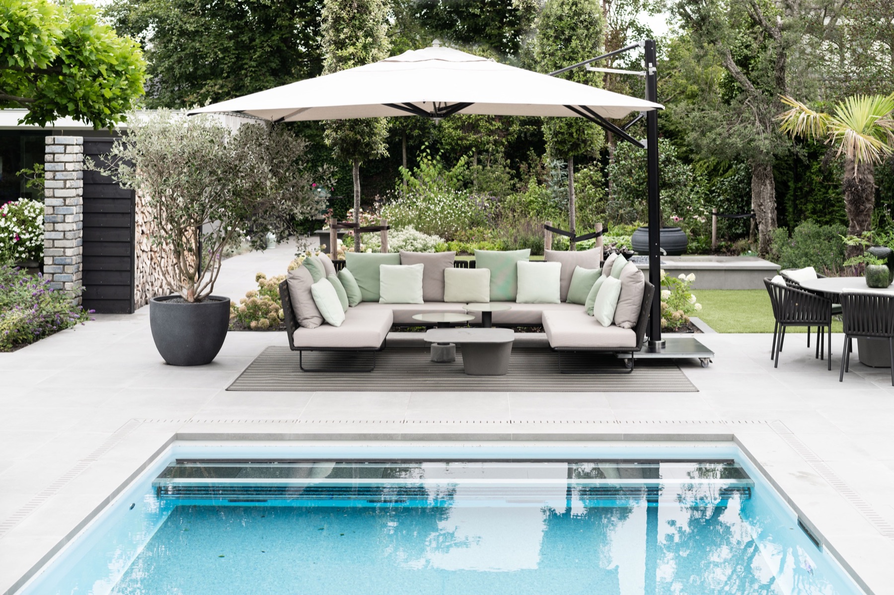 Cantilever Tuuci parasol over a poolside lounge
